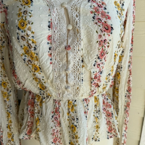 Le Lis- Floral Lace Trim Blouse - Picture 4 of 5